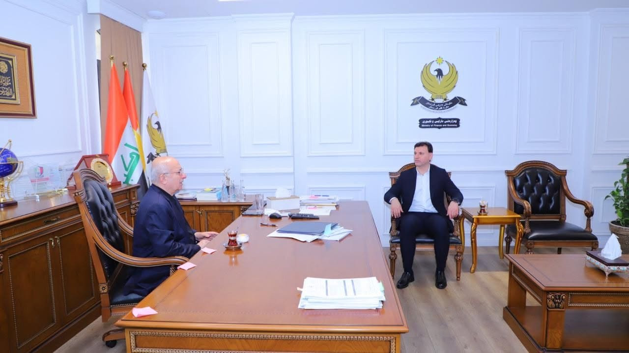 دیدارێکی تایبەت لە نێوان ئاوات شێخ جەناب وەزیری دارایی و ئابووری  و کاپتن سەڵاحەدین سیامەند، سەرۆکی یەکێتی تۆپی پێی کوردستان