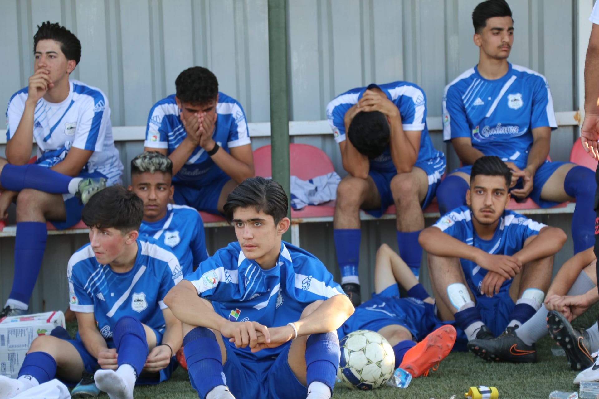 وێنەی مەراسیمی یاریی کۆتایی خولی تازەپێگەیشتووان لە نێوان یانەی هەولێر و هەندرێن