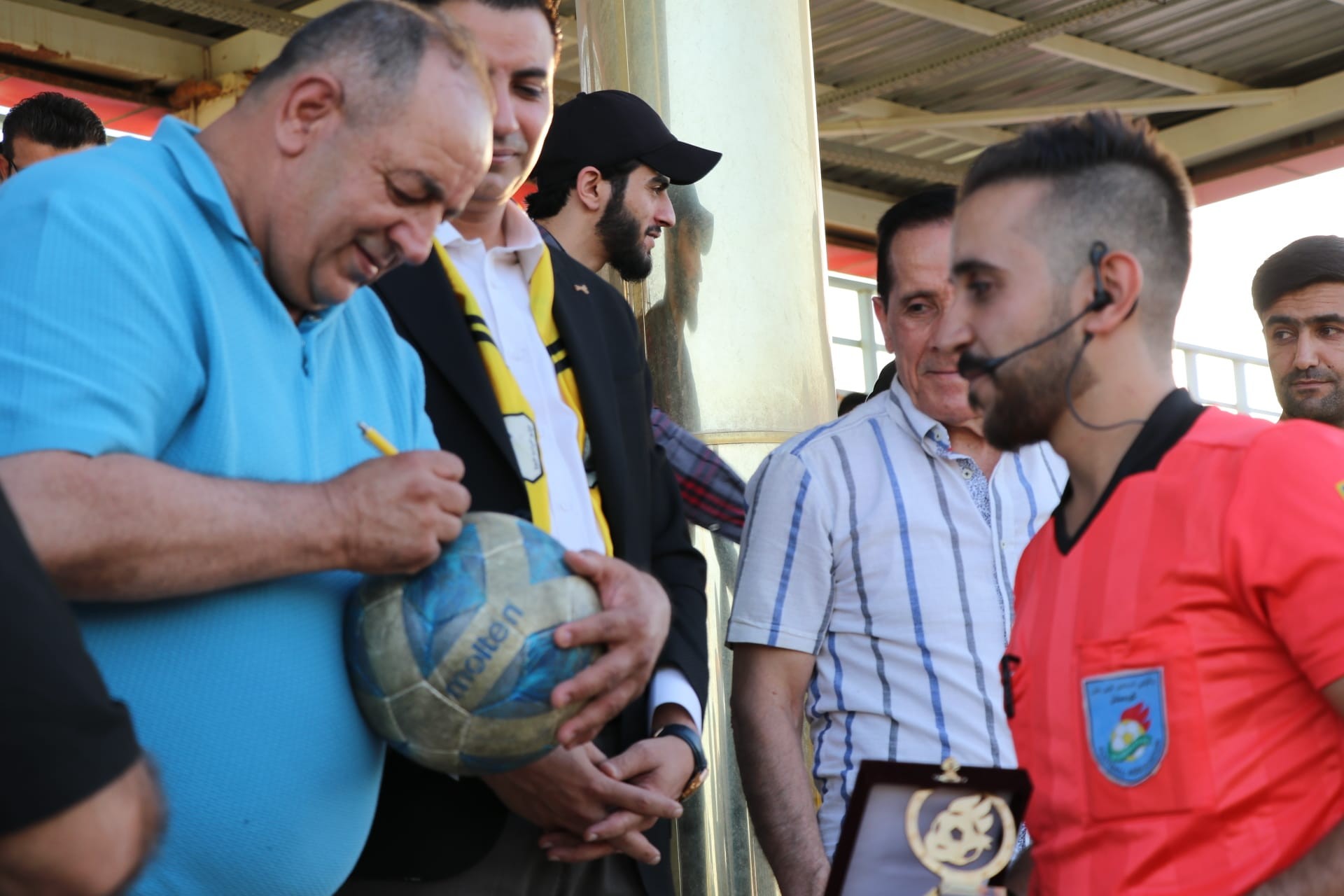 وێنەی مەراسیمی یاریی کۆتایی خولی تازەپێگەیشتووان لە نێوان یانەی هەولێر و هەندرێن