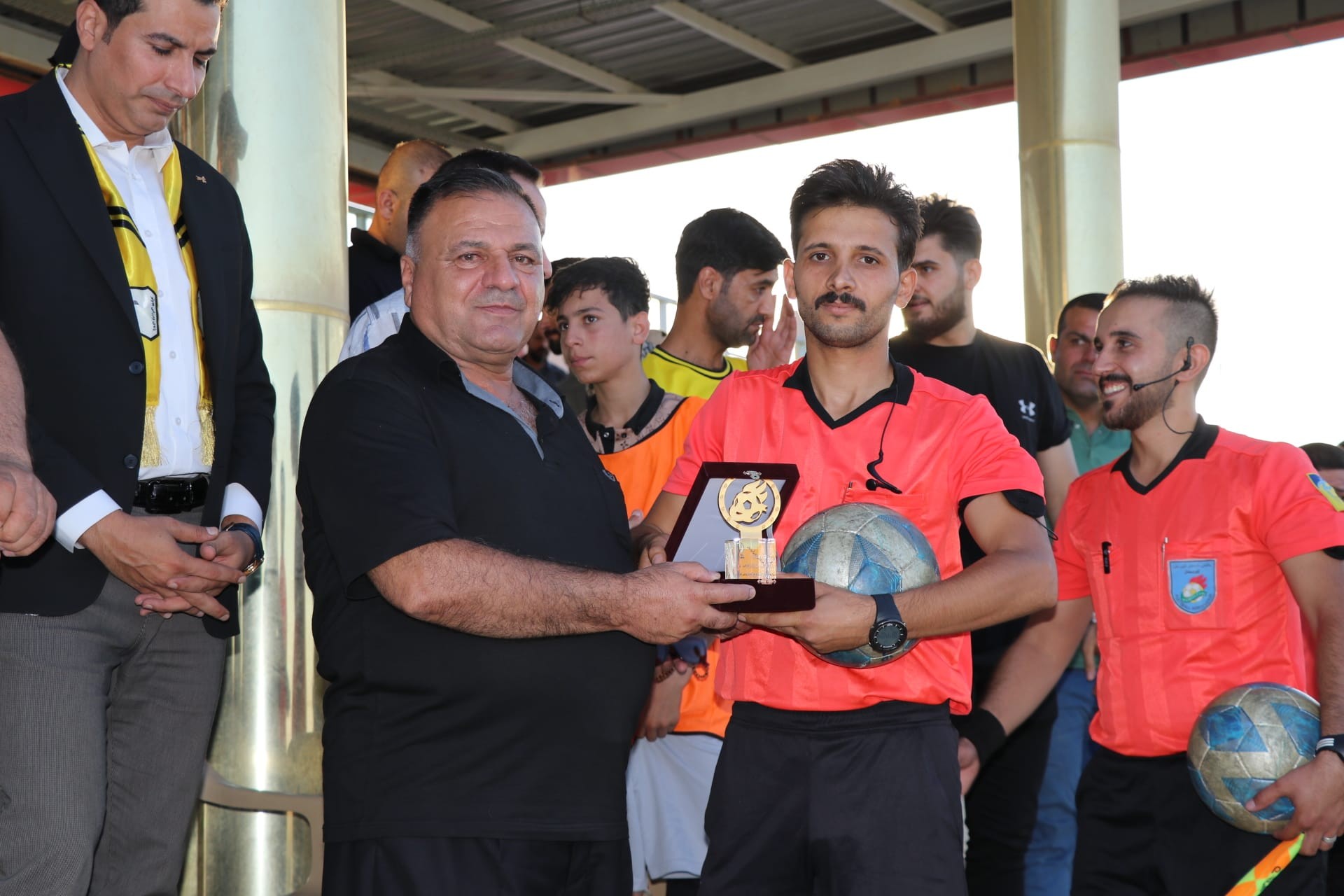 وێنەی مەراسیمی یاریی کۆتایی خولی تازەپێگەیشتووان لە نێوان یانەی هەولێر و هەندرێن